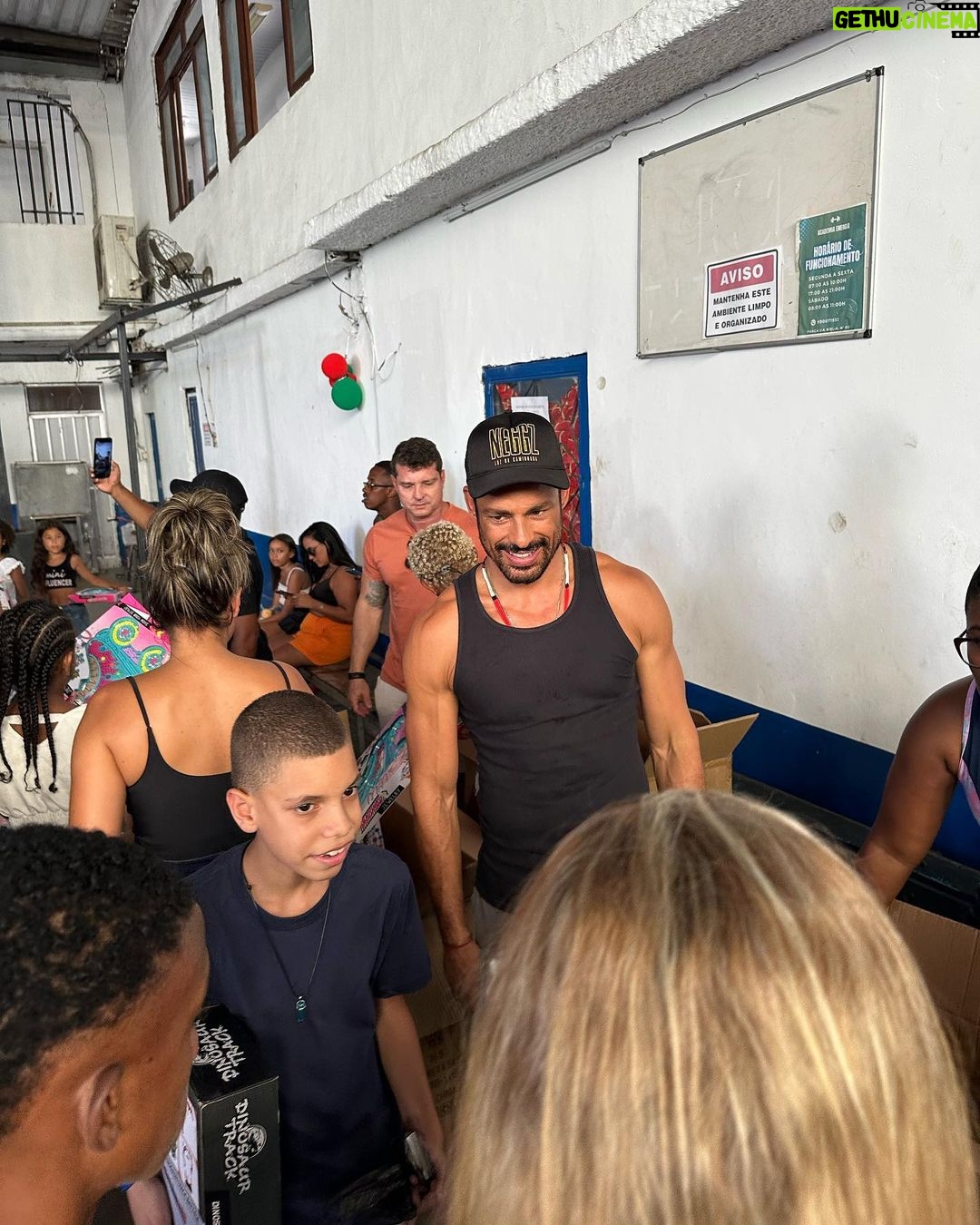 Cauã Reymond Instagram - Fazia tempo que queria estar aqui presencialmente, vendo de perto o lindo trabalho do @institutolegado10 na Cidade de Deus, dos meus parceiros @avalancheeemma @cesariofigueiredo. O espaço fica na área do AP e tem como objetivo construir um legado para as crianças através da cultura, educação e do esporte, três pilares que também foram muito importantes na minha trajetória. Obrigado por hoje, Cesario. Sua dedicação a este projeto me emociona. Conte sempre comigo! Queria agradecer tb por cada abraço e cada sorriso que recebi. Vale a pena conhecer mais sobre o Instituto e espalhar essa corrente. Vou deixar aqui o perfil novamente - @institutolegado10 Feliz Natal!