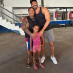 Cauã Reymond Instagram – Fazia tempo que queria estar aqui presencialmente, vendo de perto o lindo trabalho do @institutolegado10 na Cidade de Deus, dos meus parceiros @avalancheeemma @cesariofigueiredo. O espaço fica na área do AP e tem como objetivo construir um legado para as crianças através da cultura, educação e do esporte, três pilares que também foram muito importantes na minha trajetória.
Obrigado por hoje, Cesario. Sua dedicação a este projeto me emociona. Conte sempre comigo!
Queria agradecer tb por cada abraço e cada sorriso que recebi.
Vale a pena conhecer mais sobre o Instituto e espalhar essa corrente. Vou deixar aqui o perfil novamente – @institutolegado10
Feliz Natal!