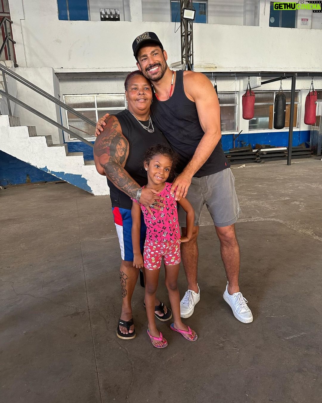 Cauã Reymond Instagram - Fazia tempo que queria estar aqui presencialmente, vendo de perto o lindo trabalho do @institutolegado10 na Cidade de Deus, dos meus parceiros @avalancheeemma @cesariofigueiredo. O espaço fica na área do AP e tem como objetivo construir um legado para as crianças através da cultura, educação e do esporte, três pilares que também foram muito importantes na minha trajetória. Obrigado por hoje, Cesario. Sua dedicação a este projeto me emociona. Conte sempre comigo! Queria agradecer tb por cada abraço e cada sorriso que recebi. Vale a pena conhecer mais sobre o Instituto e espalhar essa corrente. Vou deixar aqui o perfil novamente - @institutolegado10 Feliz Natal!
