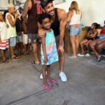 Cauã Reymond Instagram – Fazia tempo que queria estar aqui presencialmente, vendo de perto o lindo trabalho do @institutolegado10 na Cidade de Deus, dos meus parceiros @avalancheeemma @cesariofigueiredo. O espaço fica na área do AP e tem como objetivo construir um legado para as crianças através da cultura, educação e do esporte, três pilares que também foram muito importantes na minha trajetória.
Obrigado por hoje, Cesario. Sua dedicação a este projeto me emociona. Conte sempre comigo!
Queria agradecer tb por cada abraço e cada sorriso que recebi.
Vale a pena conhecer mais sobre o Instituto e espalhar essa corrente. Vou deixar aqui o perfil novamente – @institutolegado10
Feliz Natal!