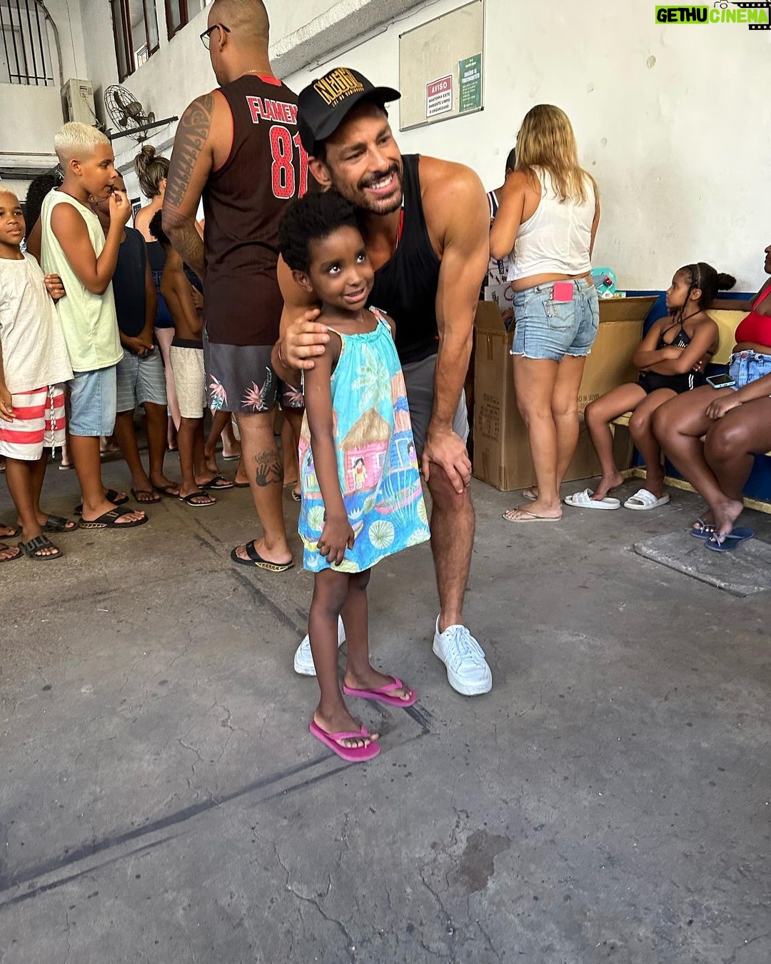Cauã Reymond Instagram - Fazia tempo que queria estar aqui presencialmente, vendo de perto o lindo trabalho do @institutolegado10 na Cidade de Deus, dos meus parceiros @avalancheeemma @cesariofigueiredo. O espaço fica na área do AP e tem como objetivo construir um legado para as crianças através da cultura, educação e do esporte, três pilares que também foram muito importantes na minha trajetória. Obrigado por hoje, Cesario. Sua dedicação a este projeto me emociona. Conte sempre comigo! Queria agradecer tb por cada abraço e cada sorriso que recebi. Vale a pena conhecer mais sobre o Instituto e espalhar essa corrente. Vou deixar aqui o perfil novamente - @institutolegado10 Feliz Natal!
