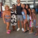 Cauã Reymond Instagram – Fazia tempo que queria estar aqui presencialmente, vendo de perto o lindo trabalho do @institutolegado10 na Cidade de Deus, dos meus parceiros @avalancheeemma @cesariofigueiredo. O espaço fica na área do AP e tem como objetivo construir um legado para as crianças através da cultura, educação e do esporte, três pilares que também foram muito importantes na minha trajetória.
Obrigado por hoje, Cesario. Sua dedicação a este projeto me emociona. Conte sempre comigo!
Queria agradecer tb por cada abraço e cada sorriso que recebi.
Vale a pena conhecer mais sobre o Instituto e espalhar essa corrente. Vou deixar aqui o perfil novamente – @institutolegado10
Feliz Natal!