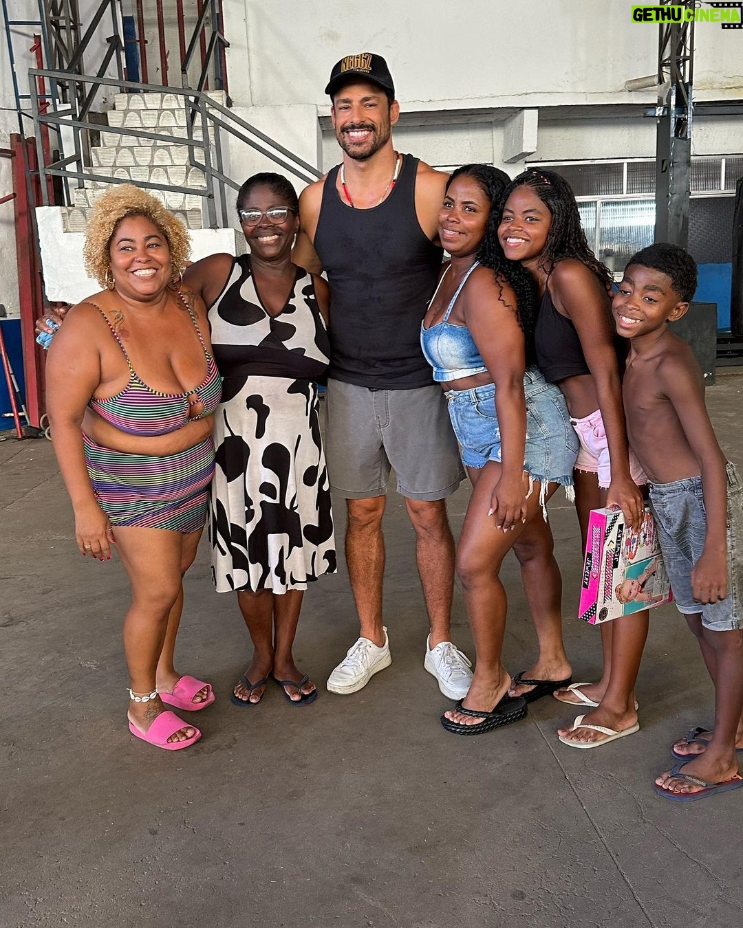 Cauã Reymond Instagram - Fazia tempo que queria estar aqui presencialmente, vendo de perto o lindo trabalho do @institutolegado10 na Cidade de Deus, dos meus parceiros @avalancheeemma @cesariofigueiredo. O espaço fica na área do AP e tem como objetivo construir um legado para as crianças através da cultura, educação e do esporte, três pilares que também foram muito importantes na minha trajetória. Obrigado por hoje, Cesario. Sua dedicação a este projeto me emociona. Conte sempre comigo! Queria agradecer tb por cada abraço e cada sorriso que recebi. Vale a pena conhecer mais sobre o Instituto e espalhar essa corrente. Vou deixar aqui o perfil novamente - @institutolegado10 Feliz Natal!