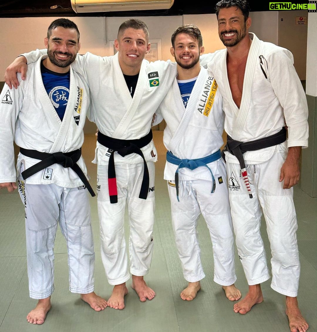 Cauã Reymond Instagram - Melhor presente de Natal foi esse amasso 👊🏽