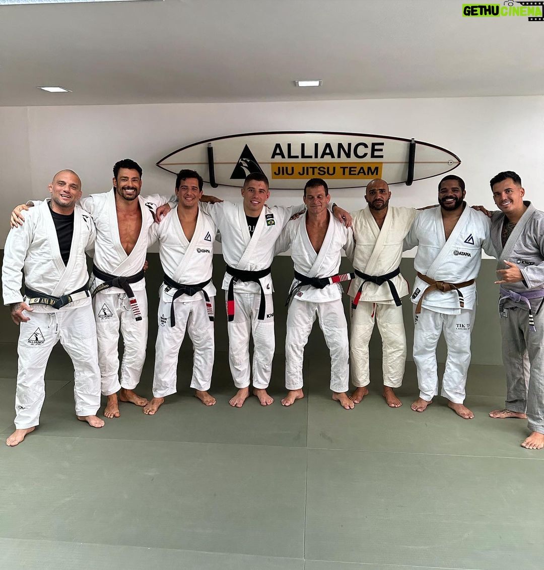 Cauã Reymond Instagram - Melhor presente de Natal foi esse amasso 👊🏽