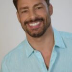 Cauã Reymond Instagram - Branco, verde, rosa, azul ou amarelo? A cor eu deixo para vocês decidirem, mas o look com Camisa de Linho para presentear tem que ser @aramisoficial.