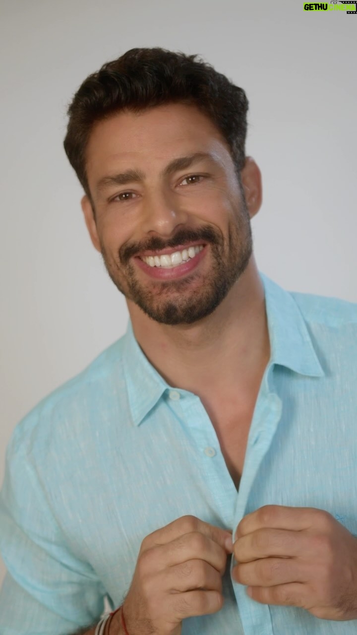 Cauã Reymond Instagram - Branco, verde, rosa, azul ou amarelo? A cor eu deixo para vocês decidirem, mas o look com Camisa de Linho para presentear tem que ser @aramisoficial.