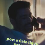 Cauã Reymond Instagram - #TERRAEPAIXÃO 📺 Caio, Caio... 🤭 Marca aqui nos comentários a pessoa que amaria receber essa ligação 📞😂