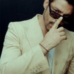 Cauã Reymond Instagram – Deixe seu estilo falar por você. Com DG Logo de Dolce&Gabbana Eyewear, a sofisticação contemporânea ganha vida @DolceGabbana @oticasparis #DolceGabbana #DGEyewear #Publi