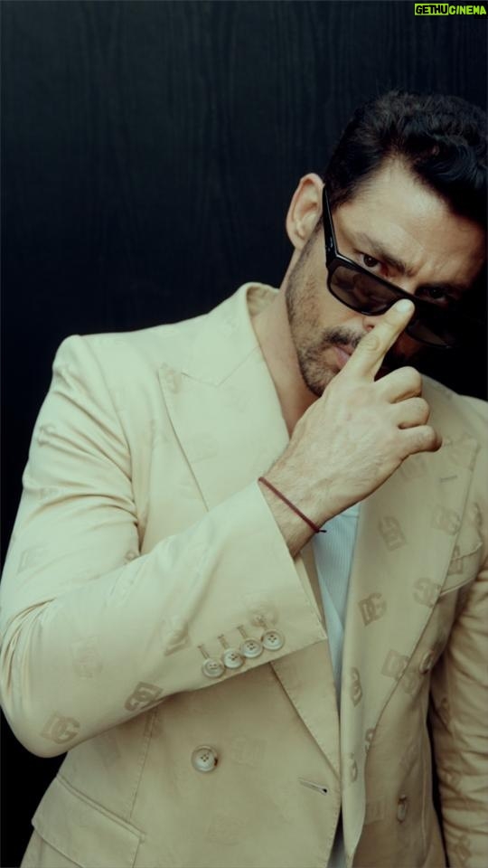 Cauã Reymond Instagram - Deixe seu estilo falar por você. Com DG Logo de Dolce&Gabbana Eyewear, a sofisticação contemporânea ganha vida @DolceGabbana @oticasparis #DolceGabbana #DGEyewear #Publi