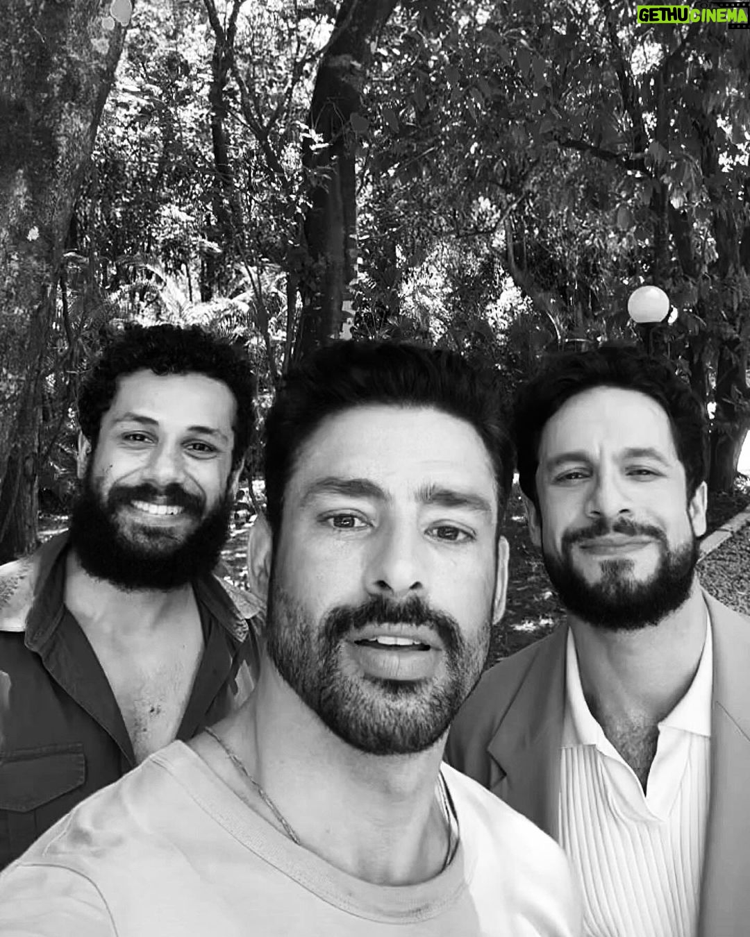 Cauã Reymond Instagram - Concentração em frente e atrás das câmeras. Hoje tem #TerraEPaixão com essa turma toda aí 🖤