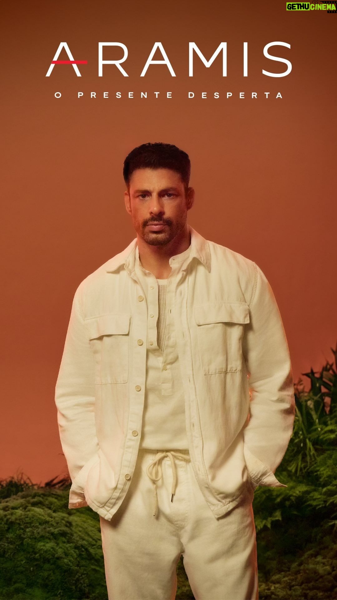 Cauã Reymond Instagram - Tem coisa melhor do que surpreender com o presente perfeito? A nova campanha que fiz com a @aramisoficial, “O Presente Desperta”, coloca o ato de homenagear as pessoas que amamos como protagonistas e te convida a se inspirar pela emoção da época. Abra mais essa novidade no link da bio deles.