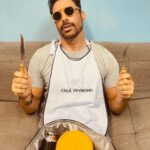 Cauã Reymond Instagram - Ganhei um babador personalizado da equipe de figurino pra não sujar a roupa do Caio. Amei o presente sim ou claro?! Cadê os marmiteiros daqui?! 😅🤍