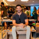 Cauã Reymond Instagram – Aproveitei o final de semana pra ir conhecer a minha mais nova loja favorita. 

A Democrata agora está no Shopping Rio Sul!

Vem conhecer e escolher o seu calçado favorito. 👞

#democratacalcados