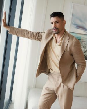 Cauã Reymond Instagram - 🤎

Styling @pedrosales_1 
Look @boss @zegnaofficial @prada 
Fotos @michellecadari