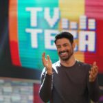 Cauã Reymond Instagram – Eu adoro uma bagunça, então já dá pra imaginar o quanto me diverti no “TV Teca” do @caldeiraocommion. Obrigado pelo convite e risadas, @marcosmion. Amanhã, na @tvglobo, não pode perder que tá bom demais.