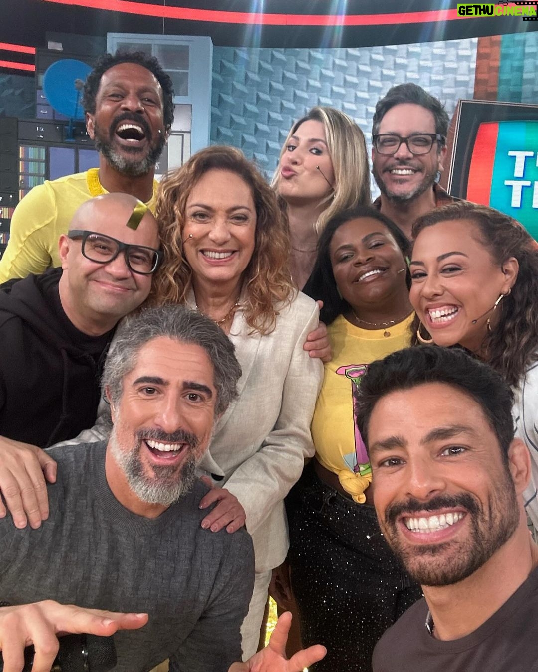 Cauã Reymond Instagram - Eu adoro uma bagunça, então já dá pra imaginar o quanto me diverti no “TV Teca” do @caldeiraocommion. Obrigado pelo convite e risadas, @marcosmion. Amanhã, na @tvglobo, não pode perder que tá bom demais.