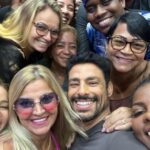 Cauã Reymond Instagram - Eu adoro uma bagunça, então já dá pra imaginar o quanto me diverti no “TV Teca” do @caldeiraocommion. Obrigado pelo convite e risadas, @marcosmion. Amanhã, na @tvglobo, não pode perder que tá bom demais.