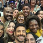 Cauã Reymond Instagram - Eu adoro uma bagunça, então já dá pra imaginar o quanto me diverti no “TV Teca” do @caldeiraocommion. Obrigado pelo convite e risadas, @marcosmion. Amanhã, na @tvglobo, não pode perder que tá bom demais.