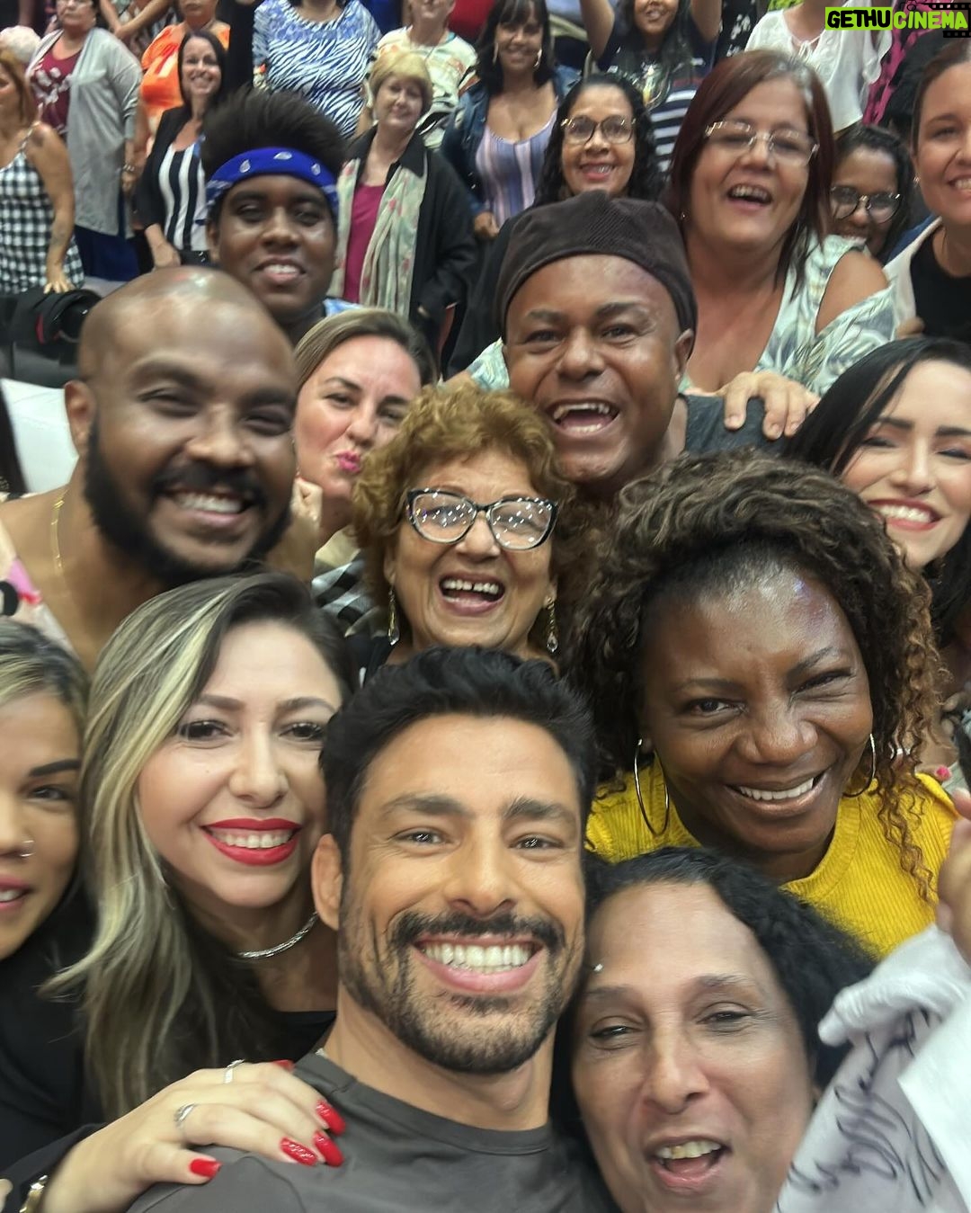 Cauã Reymond Instagram - Eu adoro uma bagunça, então já dá pra imaginar o quanto me diverti no “TV Teca” do @caldeiraocommion. Obrigado pelo convite e risadas, @marcosmion. Amanhã, na @tvglobo, não pode perder que tá bom demais.