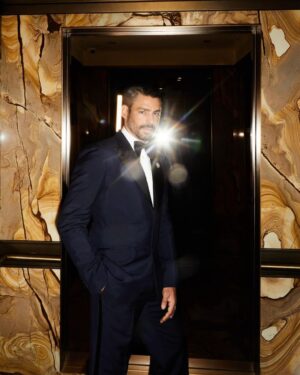 Cauã Reymond Instagram - Sobre ontem! Look 2 para #MOTYBR2023 @gqbrasil 

Fotos @eusebiomendonca 
Beleza @robernardo_ 
Styling @pedrosales_1 
Look @gucci @prada @ysl