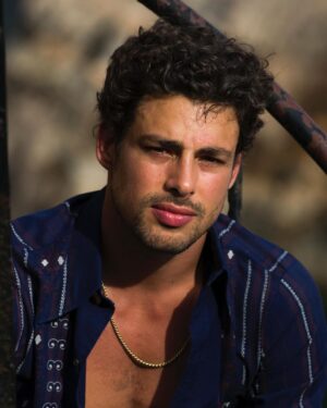 Cauã Reymond Instagram - Cabelo curto, médio, cacheado, com barba, sem... Cada personagem tem sua característica. Qual você curtia mais?! #tbt