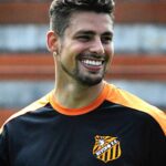Cauã Reymond Instagram – Cabelo curto, médio, cacheado, com barba, sem… Cada personagem tem sua característica. Qual você curtia mais?! #tbt