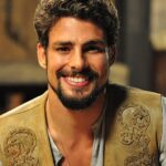 Cauã Reymond Instagram – Cabelo curto, médio, cacheado, com barba, sem… Cada personagem tem sua característica. Qual você curtia mais?! #tbt