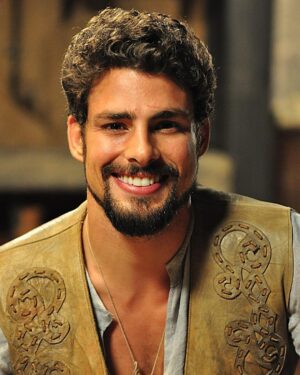 Cauã Reymond Instagram - Cabelo curto, médio, cacheado, com barba, sem... Cada personagem tem sua característica. Qual você curtia mais?! #tbt