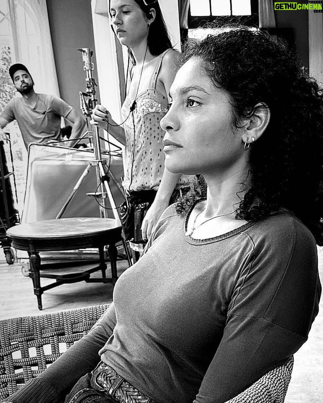 Cauã Reymond Instagram - Concentração em frente e atrás das câmeras. Hoje tem #TerraEPaixão com essa turma toda aí 🖤