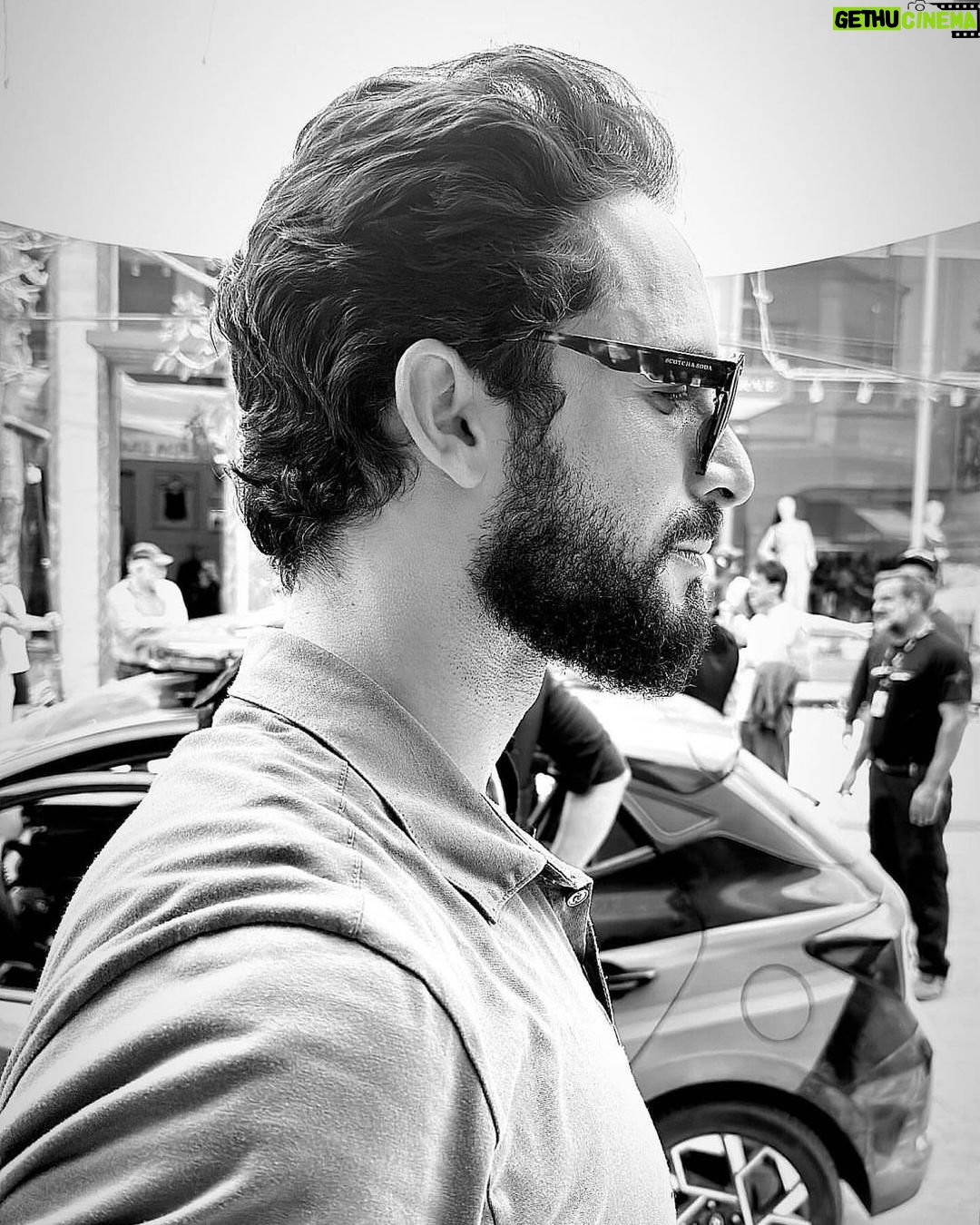 Cauã Reymond Instagram - Concentração em frente e atrás das câmeras. Hoje tem #TerraEPaixão com essa turma toda aí 🖤