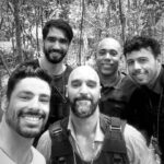 Cauã Reymond Instagram – Concentração em frente e atrás das câmeras. Hoje tem #TerraEPaixão com essa turma toda aí 🖤