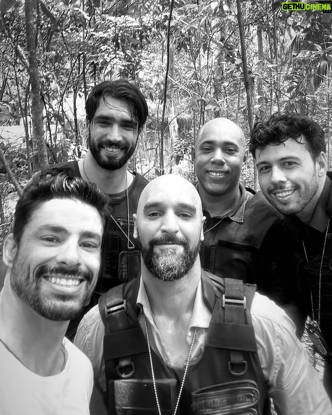 Cauã Reymond Instagram - Concentração em frente e atrás das câmeras. Hoje tem #TerraEPaixão com essa turma toda aí 🖤