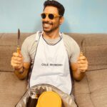 Cauã Reymond Instagram – Ganhei um babador personalizado da equipe de figurino pra não sujar a roupa do Caio. Amei o presente sim ou claro?! Cadê os marmiteiros daqui?! 😅🤍