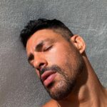 Cauã Reymond Instagram – Férias de cabelo novo. Meio Peaky Blinders meio Pica-Pau 🤭