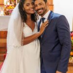 Cauã Reymond Instagram – #TERRAEPAIXÃO 📺 A reta final da sua novela das 9 promete grandes emoções: Aline e Caio finalmente vão se casar! 💒💍 Depois de muitas adversidades, o dois vão celebrar o amor que sentem um pelo outro em uma cerimônia linda e terão o “felizes para sempre” que tanto merecem. Prepara o lencinho e vem conferir as fotos exclusivas desse momento tão especial do casal Caline! 🤧 

[📸: Globo / Léo Rosario]