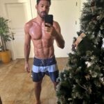 Cauã Reymond Instagram – Cansado demais pra desmontar essa árvore de Natal. 🥵