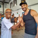 Cauã Reymond Instagram – Fazia tempo que queria estar aqui presencialmente, vendo de perto o lindo trabalho do @institutolegado10 na Cidade de Deus, dos meus parceiros @avalancheeemma @cesariofigueiredo. O espaço fica na área do AP e tem como objetivo construir um legado para as crianças através da cultura, educação e do esporte, três pilares que também foram muito importantes na minha trajetória.
Obrigado por hoje, Cesario. Sua dedicação a este projeto me emociona. Conte sempre comigo!
Queria agradecer tb por cada abraço e cada sorriso que recebi.
Vale a pena conhecer mais sobre o Instituto e espalhar essa corrente. Vou deixar aqui o perfil novamente – @institutolegado10
Feliz Natal!