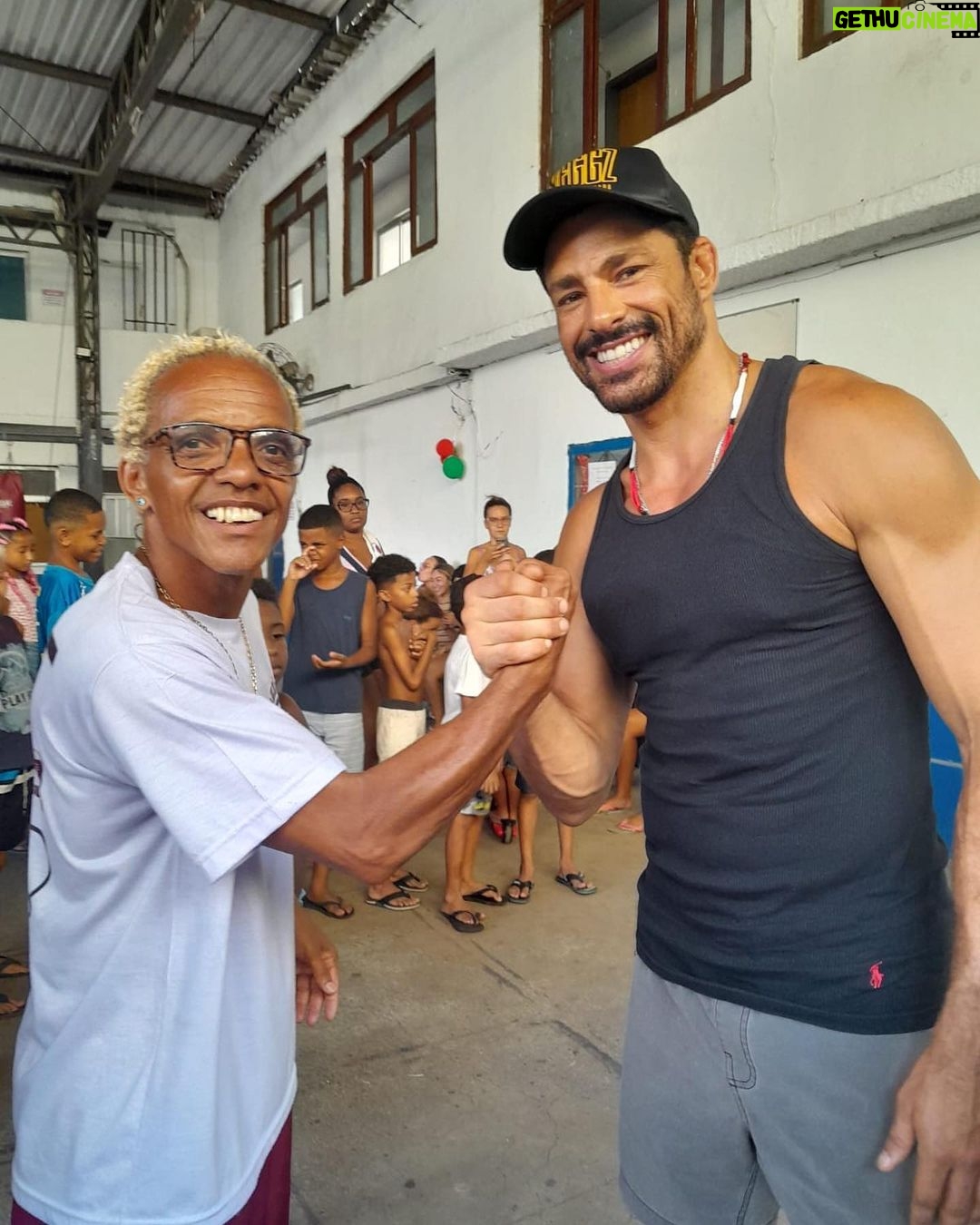 Cauã Reymond Instagram - Fazia tempo que queria estar aqui presencialmente, vendo de perto o lindo trabalho do @institutolegado10 na Cidade de Deus, dos meus parceiros @avalancheeemma @cesariofigueiredo. O espaço fica na área do AP e tem como objetivo construir um legado para as crianças através da cultura, educação e do esporte, três pilares que também foram muito importantes na minha trajetória. Obrigado por hoje, Cesario. Sua dedicação a este projeto me emociona. Conte sempre comigo! Queria agradecer tb por cada abraço e cada sorriso que recebi. Vale a pena conhecer mais sobre o Instituto e espalhar essa corrente. Vou deixar aqui o perfil novamente - @institutolegado10 Feliz Natal!