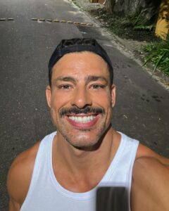 Cauã Reymond Instagram - Lancei o bigodinho 🫣