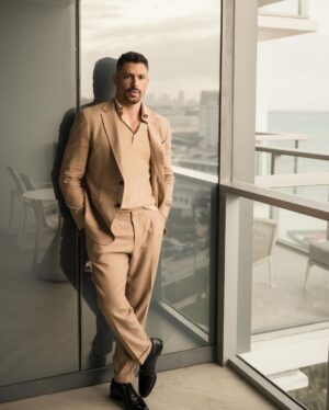 Cauã Reymond Instagram - 🤎

Styling @pedrosales_1 
Look @boss @zegnaofficial @prada 
Fotos @michellecadari