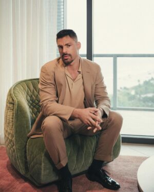 Cauã Reymond Instagram - 🤎

Styling @pedrosales_1 
Look @boss @zegnaofficial @prada 
Fotos @michellecadari