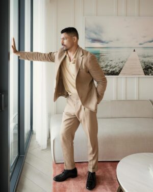 Cauã Reymond Instagram - 🤎

Styling @pedrosales_1 
Look @boss @zegnaofficial @prada 
Fotos @michellecadari