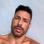 Cauã Reymond Instagram – Férias de cabelo novo. Meio Peaky Blinders meio Pica-Pau 🤭