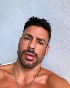 Cauã Reymond Instagram - Férias de cabelo novo. Meio Peaky Blinders meio Pica-Pau 🤭