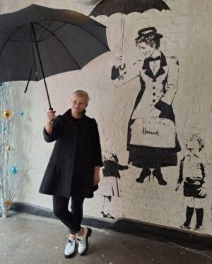Cecelia Ahern Instagram - Playing in London Town for my new novel out in April…🖤