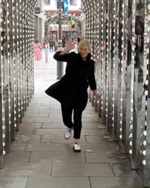 Cecelia Ahern Instagram - Playing in London Town for my new novel out in April…🖤