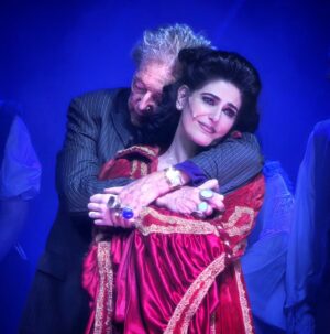 Cecilia Milone Instagram - Así lo llevé en todas las funciones que hice de #Drácula. Sintiendo la protección y el peso de su creación ¡y de su dirección! sobre mis espaldas. 
Él podía no estar… pero así, lo sentía yo.
Pepe, y su Mina Murray; Cecilia, y su Pepito Cibrián.
Yo, y mi mirada de #AnaMaríaCampoy
¡Mi familia teatral, por siempre! 
Mi #ADN heredado. Los amo, por toda la eternidad.
@costaokis y esta foto. 
Rosario, y el @teatrobroadwayrosariook de testigo.