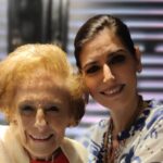 Cecilia Milone Instagram - Ella es la #SeñoritaBeatriz. Mi maestra de 2º grado B. Mi más querida maestra. Ella me miró y me vio. Ella recuerda cosas que le dije a esa edad… como que quería ser actriz. “-¿Actriz de cine?”, me preguntó. Y yo le contesté: “-No, de teatro”. Yo no recodaba haberlo dicho, desde tan pequeña. Pero sí, me acuerdo haberlo sentido a los casi 3 años, cuando vi a una nena tan chiquita como yo, en un escenario en #Miramar porque #IrmaRoy estaba haciendo una gira y fuimos con mis padres a ver la obra. Ella, estaba ahí. Esa nena era @carolinapapaleo y de ella es esta frase: “Nada malo te puede pasar arriba de un escenario, ni siquiera… morirte”. Hace unos días, durante el saludo, ahí parada, en el escenario, me pasó algo bueno, algo DEL BIEN: #Beatriz estaba sentada en la primera fila del @teatroastralok viendo @portenasok. MI MAESTRA (la segunda madre) que hoy con casi 55 años, me doy cuenta que ha sabido de mí, todavía, ¡más que la primera! …Mi mamá, cuando lloraba, solía decirme que era demasiado sensible. A mí, me sonaba a defecto. A estar “fallada”. Ella, hoy, así con 97 años… tan clara, y tan docente, como entonces… me habla de mi sensibilidad, que era evidente. ¡Qué distinto, suena! Cuando le dije: “-No sé cómo hice sola, mi profesión, teniendo que mantener a mi mamá desde los 19 años”, me respondió: “-No hiciste, ¡sos! …Y @pepecibrianc vio, lo que vi yo”. Tenía 7 años cuando la elegí como mi maestra FAVORITA, y qué bien la elegí. ¡Cómo me ha salvado, a mí, el colegio! …Mi inolvidable escuela primaria #CoronelIsidoroSuárez en mi amado barrio de #SanTelmo. ¡Qué NECESARIA has sido, en mi vida, #Beatriz! #TeAmo desde siempre, y para siempre. P.D.: Escuchen a los niños. Ya tienen alma. ¡No lo olviden!