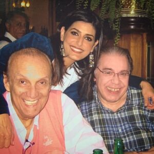 Cecilia Milone Instagram - Es raro hacer #Drácula y por primera vez, no tenerlos en la platea. Los extraño tanto.
Hoy sería tu cumple Enrique, y Juanito te hubiera organizado una fiesta. Nos iríamos con @leocifelli y @pepecibrianc al #Edelweiss después de la función.
Te quiero. Esta función te va dedicada.
@dracula.elmusical.2022 #EnriquePinti #JuanitoBelmonte #Amigos #Amor #Teatro ❤️